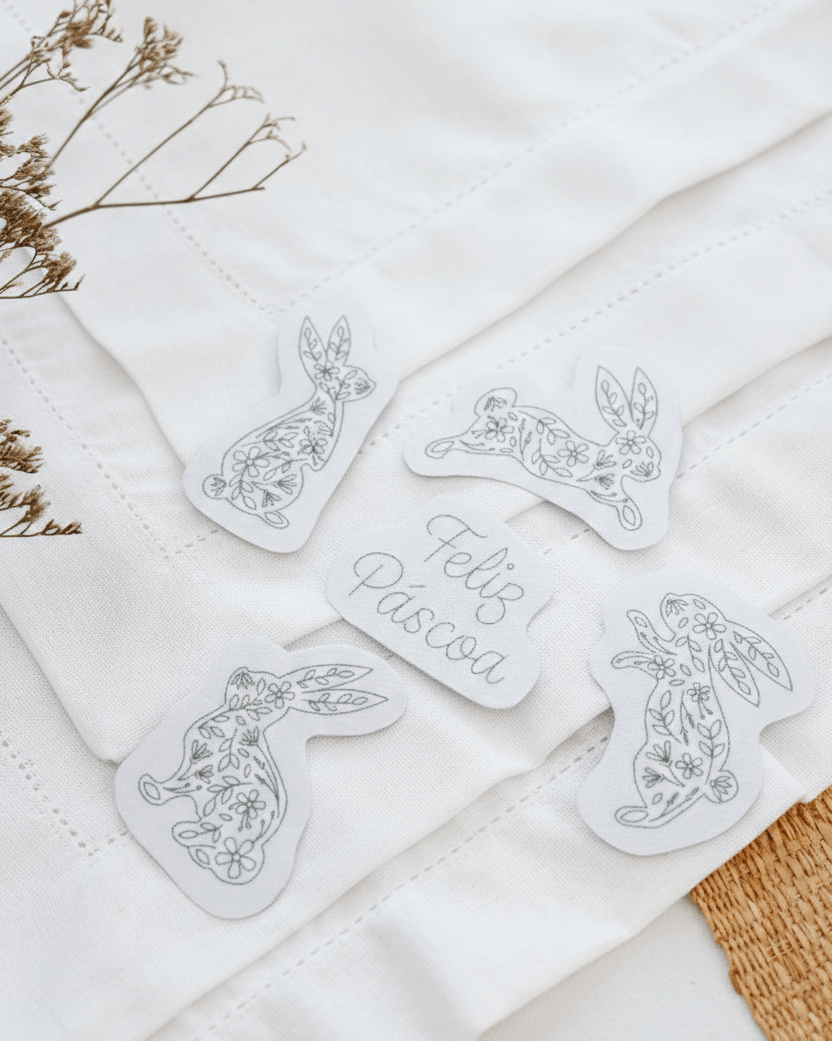 Guardanapo de Páscoa Coelhinhos Floridos: guardanapo + entretela adesiva com risco + e-book