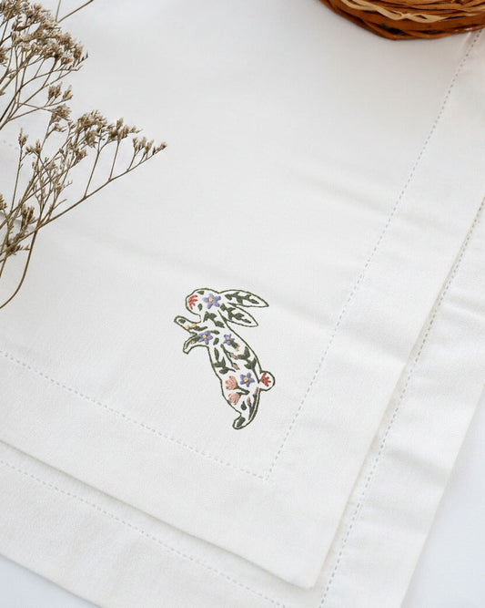 Guardanapo de Páscoa Coelhinhos Floridos: guardanapo + entretela adesiva com risco + e-book