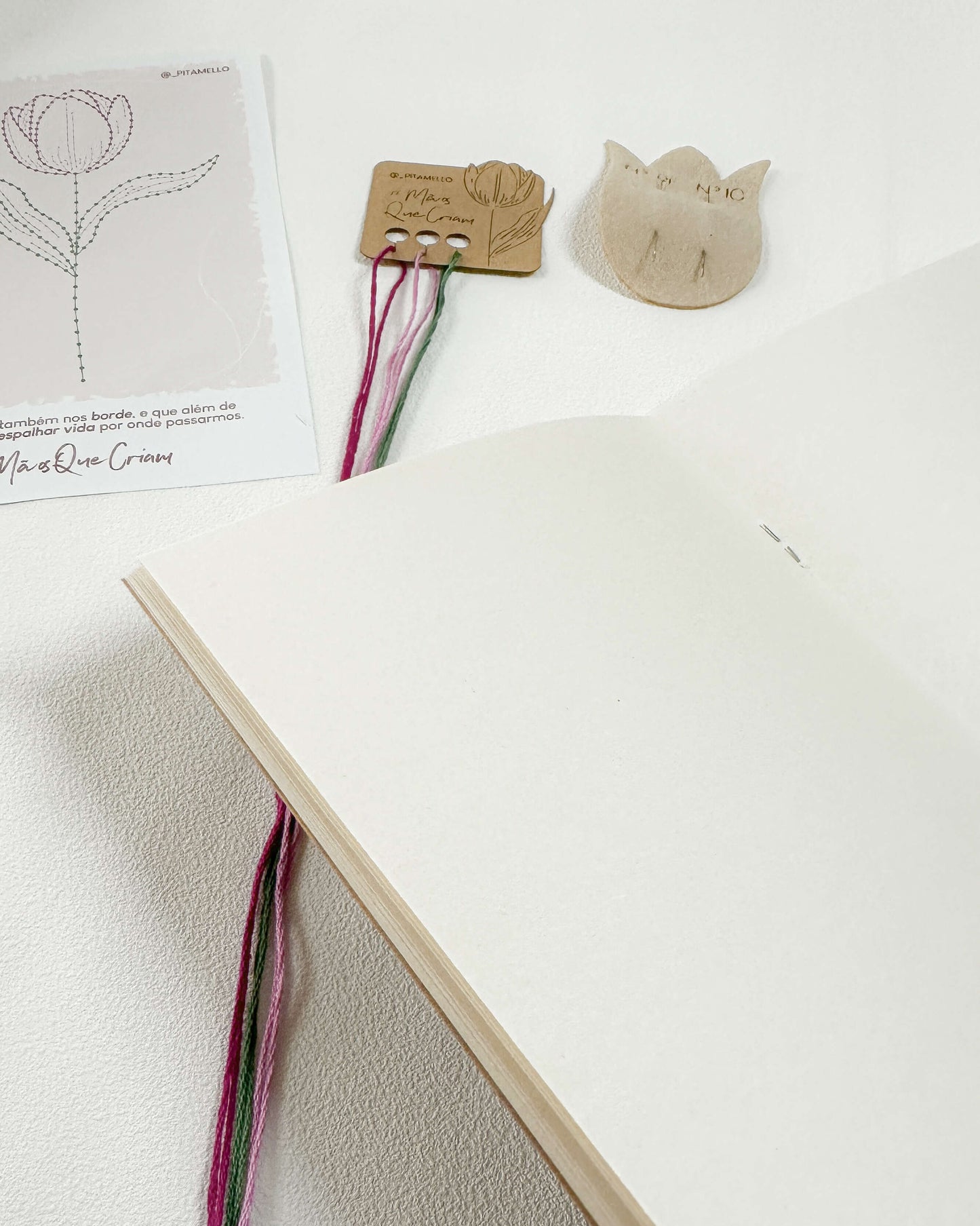 Kit Quero Bordar Caderneta Tulipa - Material completo + vídeo aulas | Mãos que Criam