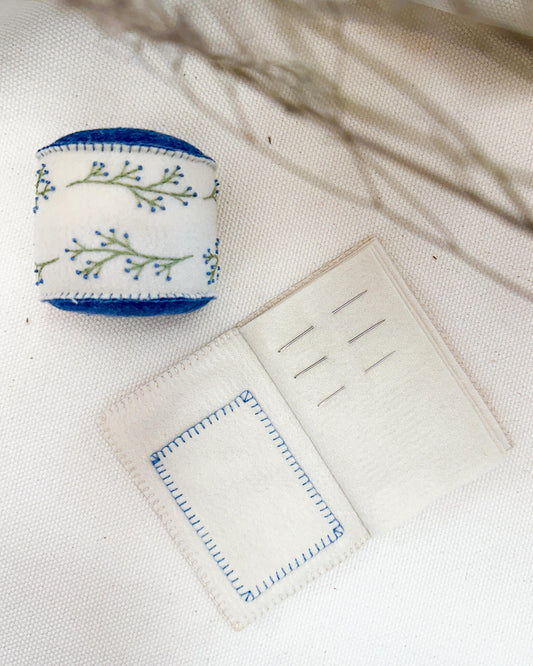 Conjunto Agulheiro de Mesa e Livro Agulheiro azul | Peça única - Acervo