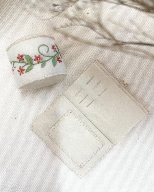 Conjunto Agulheiro de Mesa e Livro Agulheiro cru | Peça única - Acervo