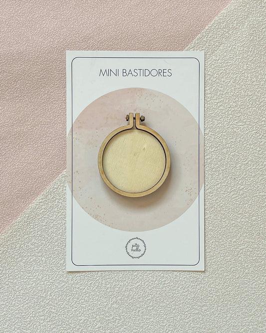 Mini pingente de madeira