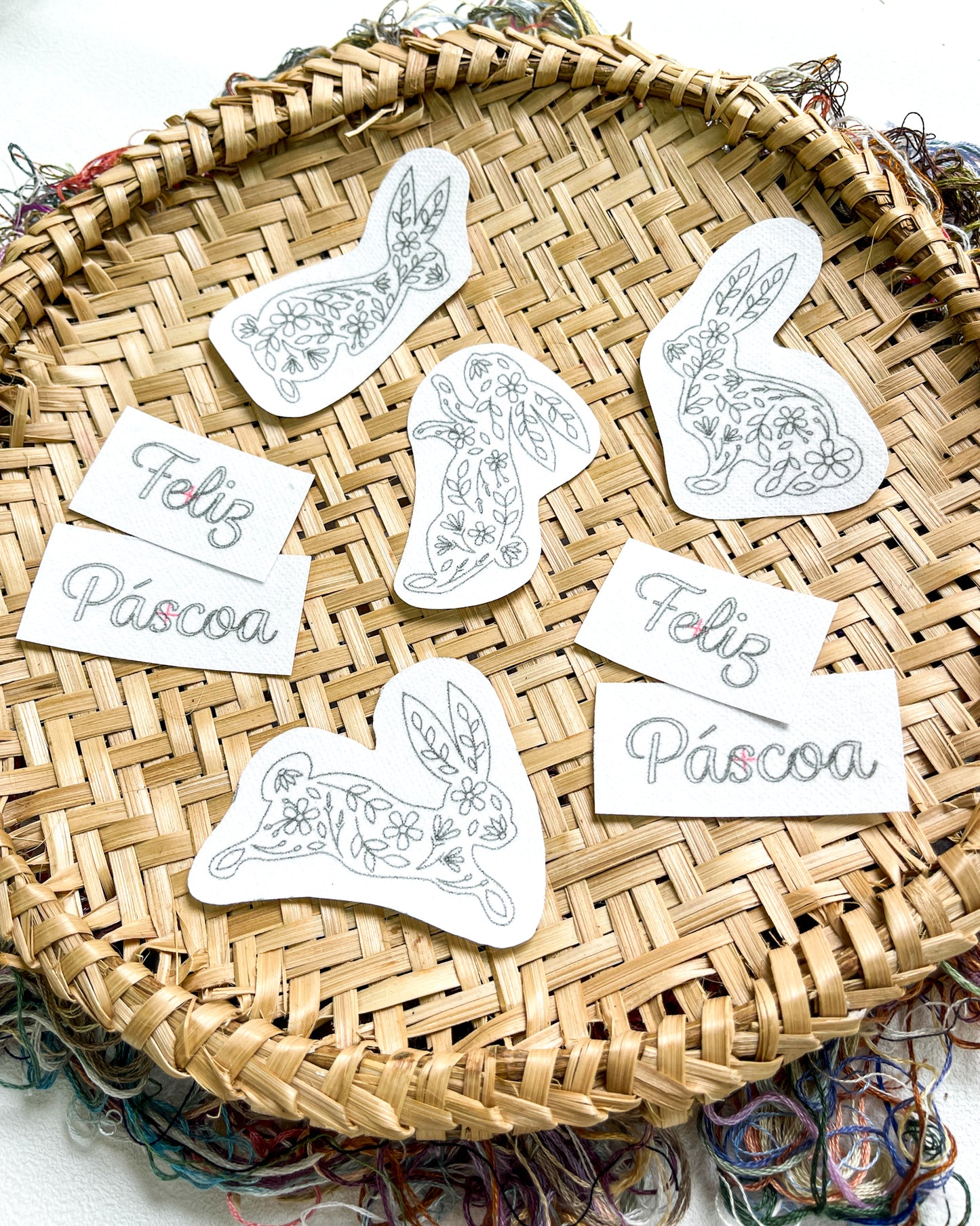 Kit Coelhinhos Floridos: entretela adesiva com risco + e-book