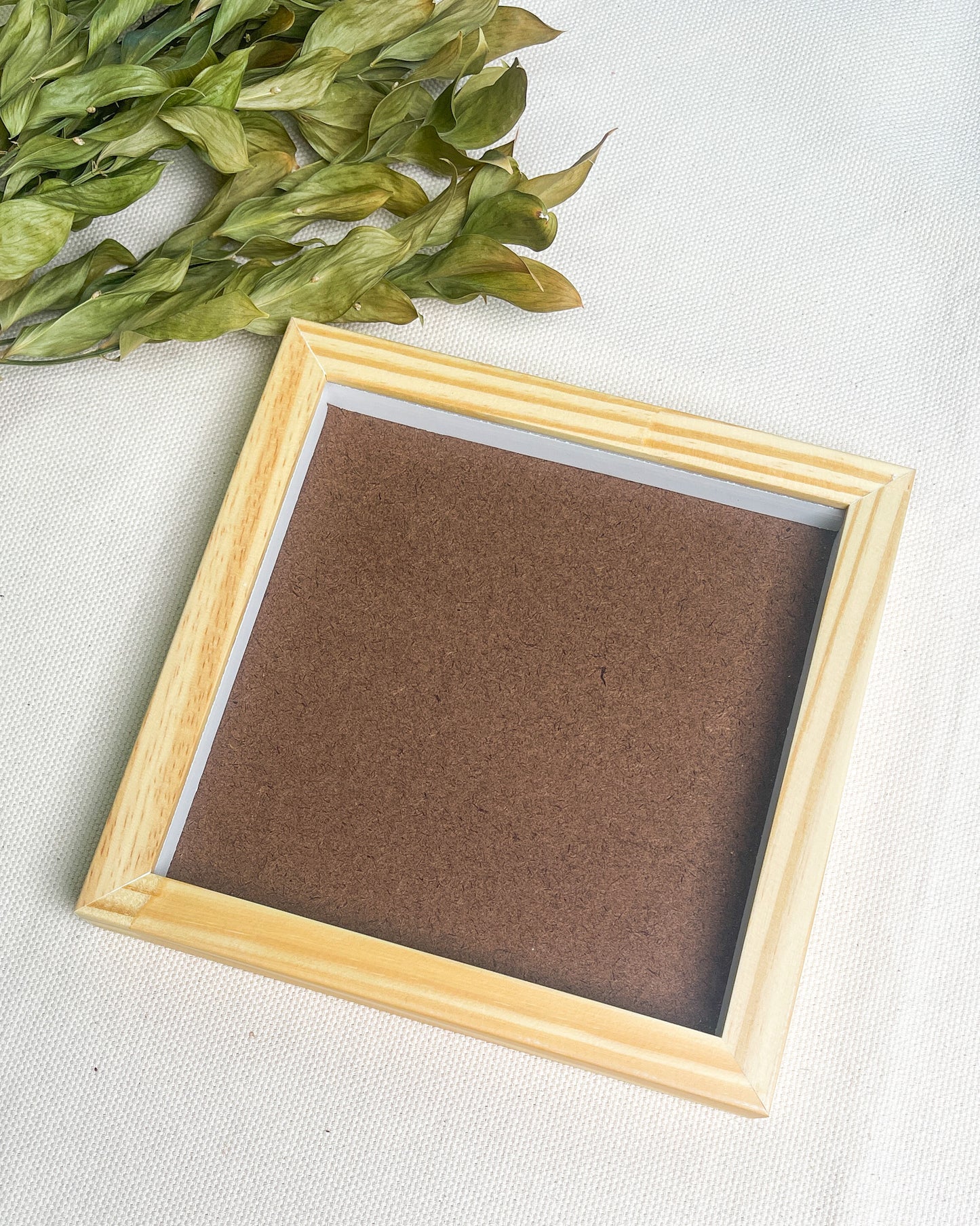Moldura com vidro caixa alta natural