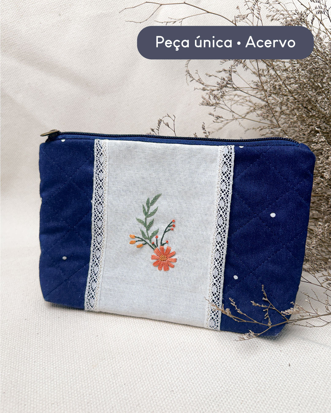 Necessaire Bea bordada Flores | Peça única - Acervo