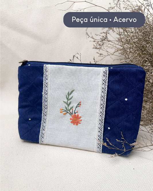 Necessaire Bea bordada Flores | Peça única - Acervo