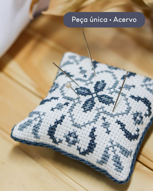 Almofadinha de agulha bordada azul | Peça única - Acervo