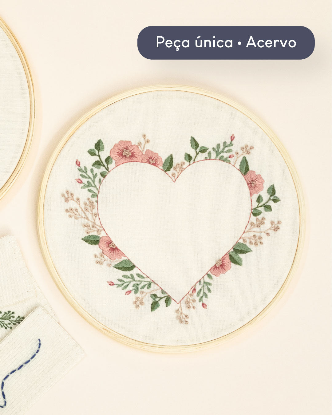 Bastidor 20cm bordado coração floral  | Peça única - Acervo
