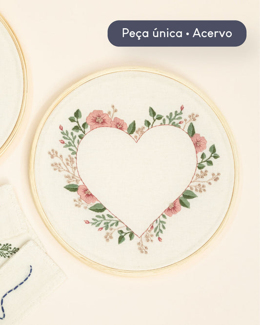 Bastidor 20cm bordado coração floral  | Peça única - Acervo