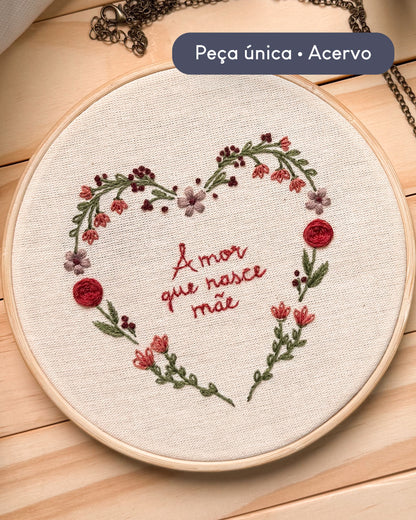 Bastidor 12cm bordado Amor que nasce mãe | Peça única - Acervo