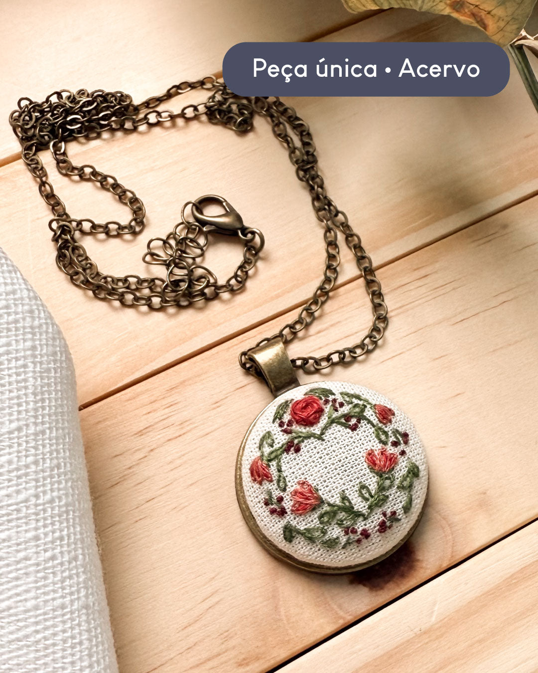 Colar com pingente bordado coração  | Peça única - Acervo