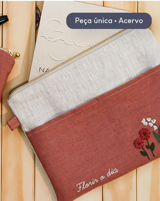 Necessaire bordada Florir o dia blush costura manual | Peça única - Acervo