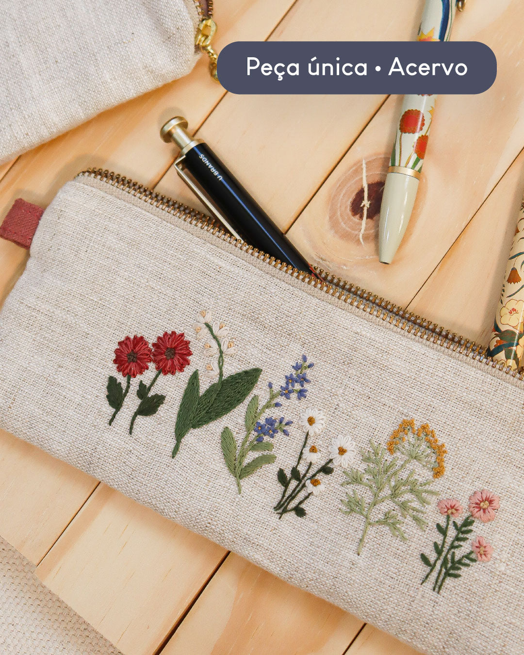 Estojo bordado Florir o dia natural costura manual | Peça única - Acervo