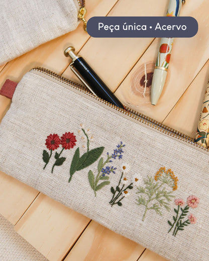 Estojo bordado Florir o dia natural costura manual | Peça única - Acervo