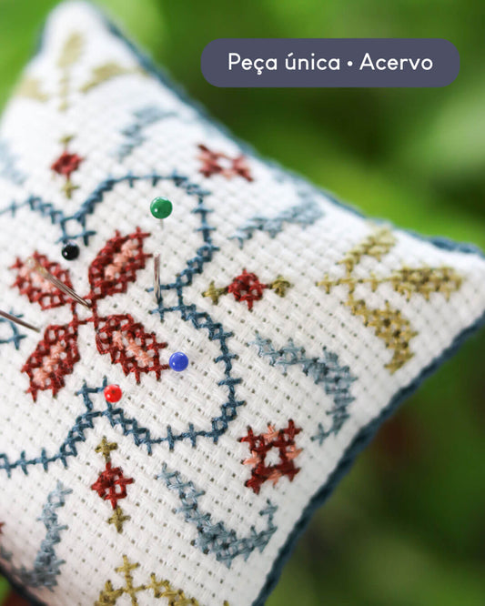 Almofadinha de agulha bordada colorida | Peça única - Acervo