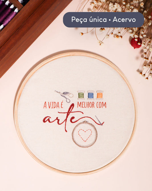 Bastidor 20cm bordado A vida é melhor com arte | Peça única - Acervo