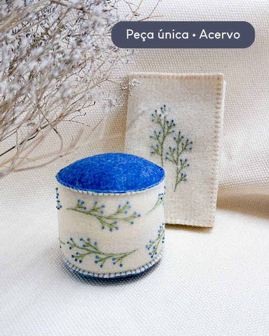 Conjunto Agulheiro de Mesa e Livro Agulheiro azul | Peça única - Acervo