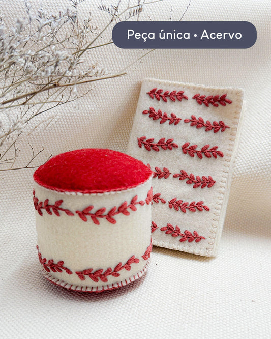 Conjunto Agulheiro de Mesa e Livro Agulheiro vermelho | Peça única - Acervo