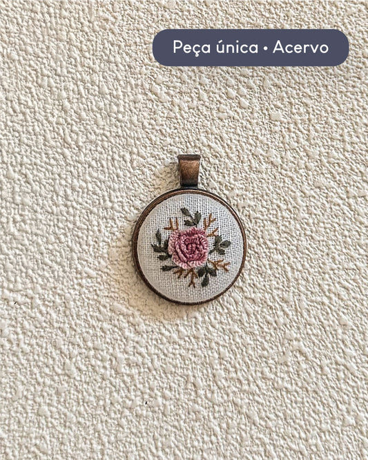 Pingente redondo bordado flor rosa | Peça única - Acervo