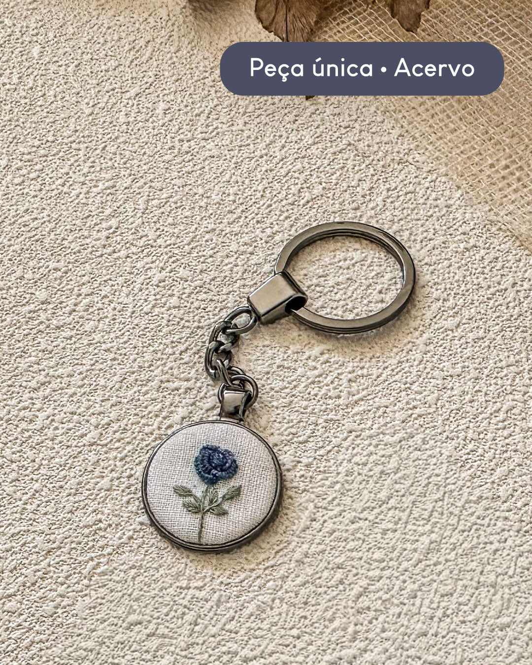 Chaveiro com pingente redondo bordado flor azul | Peça única - Acervo