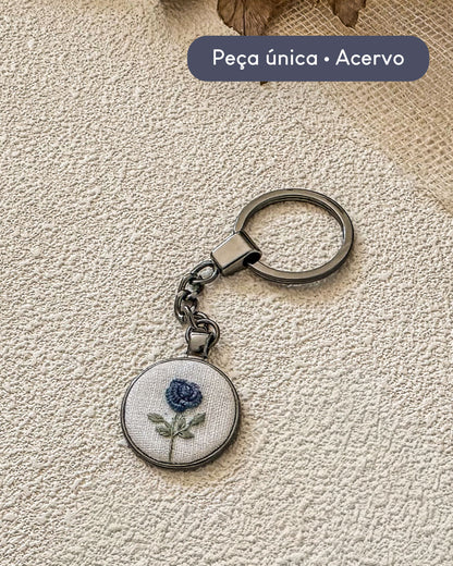Chaveiro com pingente redondo bordado flor azul | Peça única - Acervo