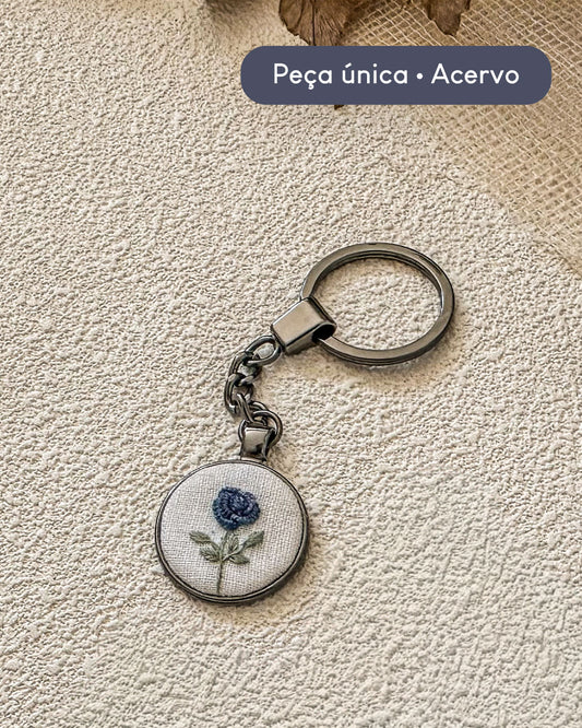 Chaveiro com pingente redondo bordado flor azul | Peça única - Acervo