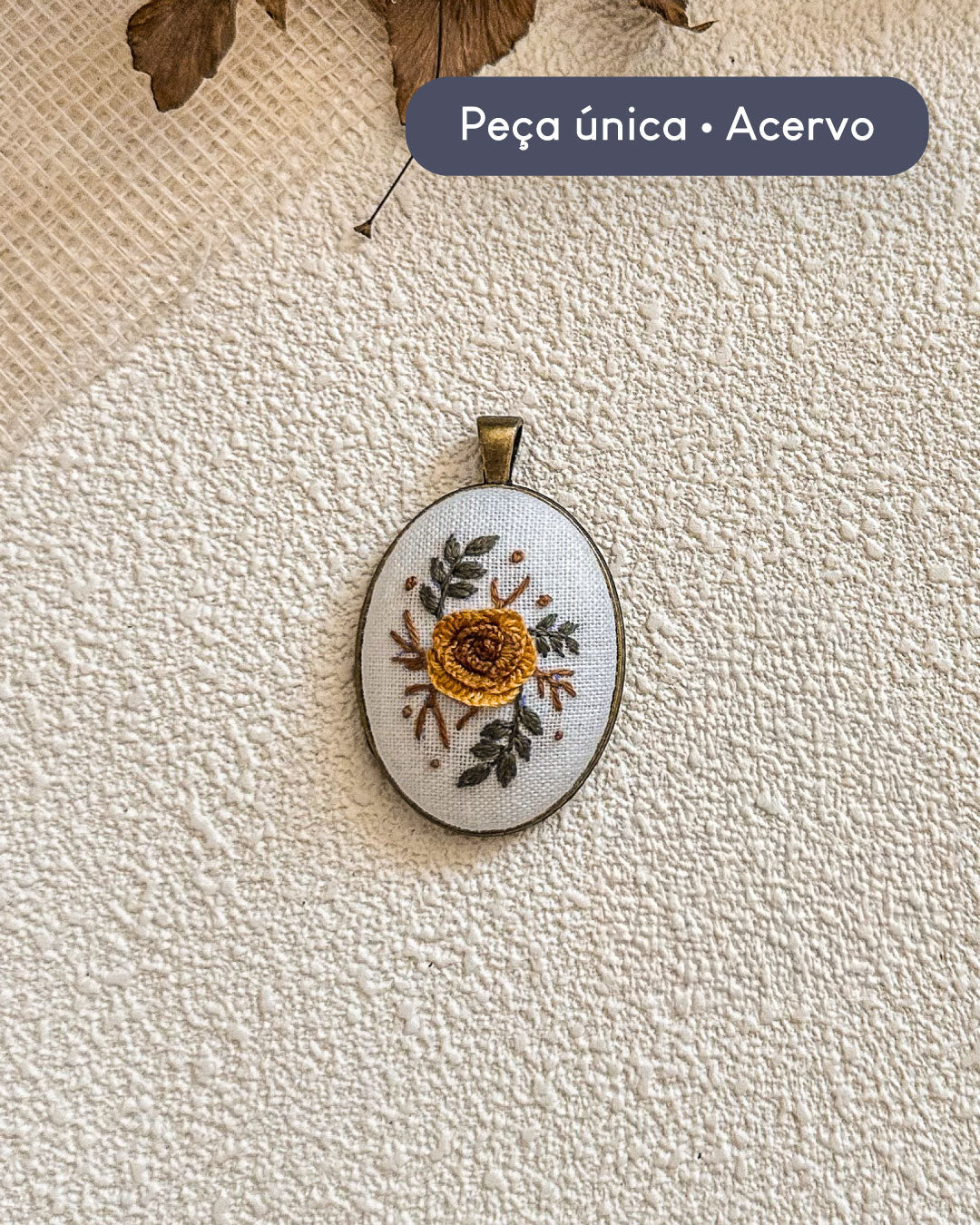 Pingente oval bordado floral amarelo | Peça única - Acervo