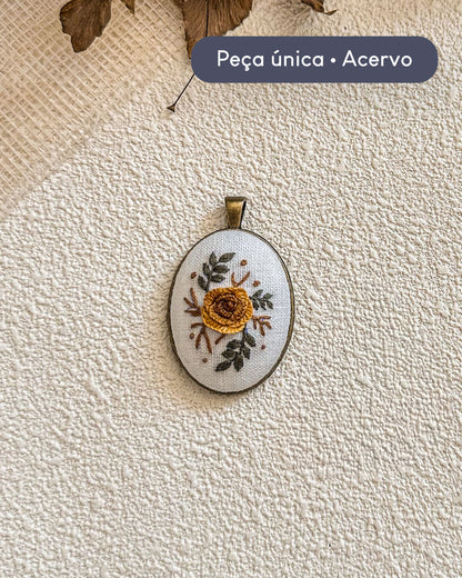 Pingente oval bordado floral amarelo | Peça única - Acervo