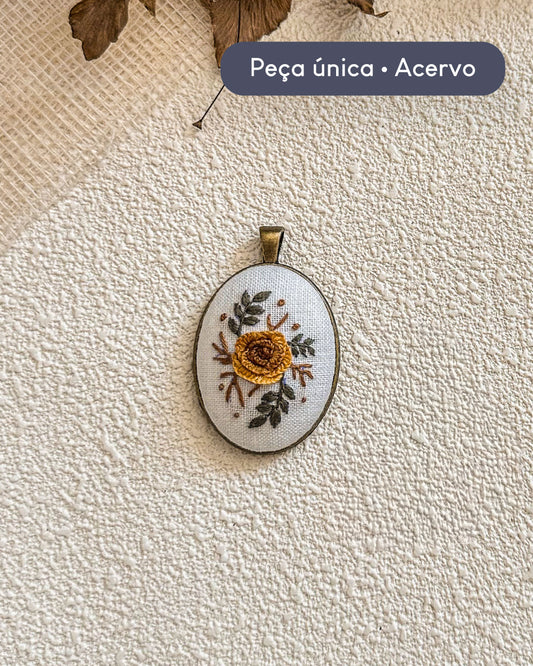 Pingente oval bordado floral amarelo | Peça única - Acervo