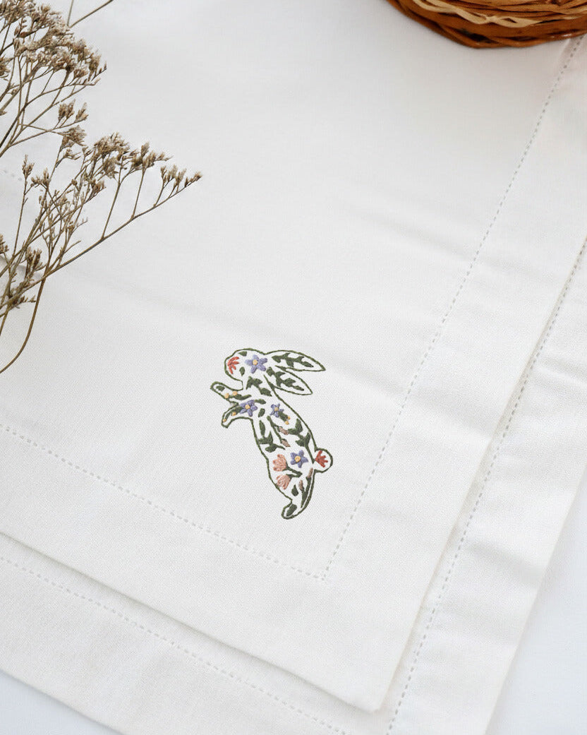 Guardanapo de Páscoa Coelhinhos Floridos: guardanapo + entretela adesiva com risco + e-book
