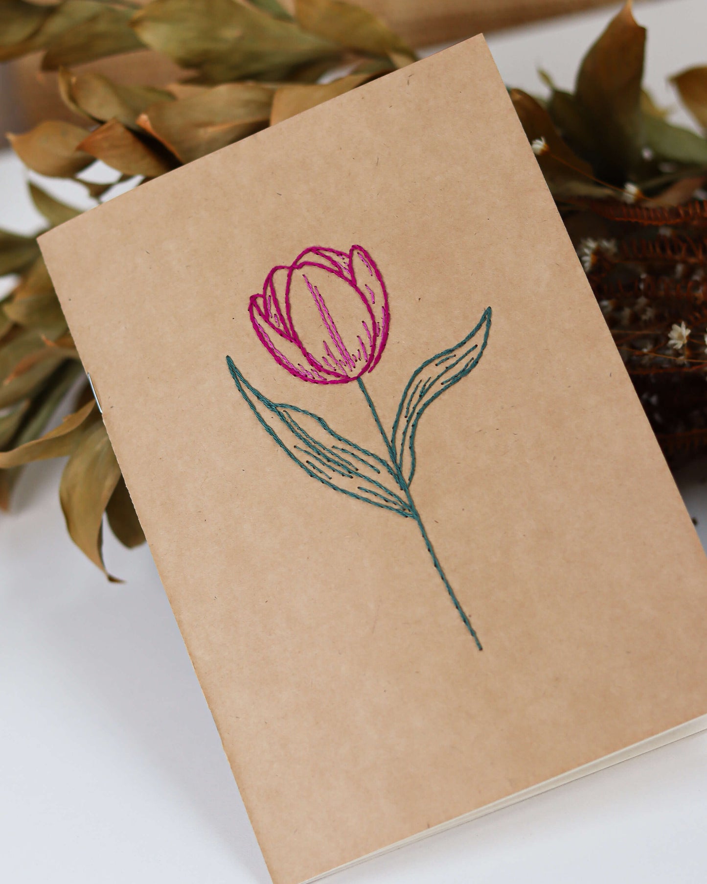 Kit Quero Bordar Caderneta Tulipa - Material completo + vídeo aulas | Mãos que Criam