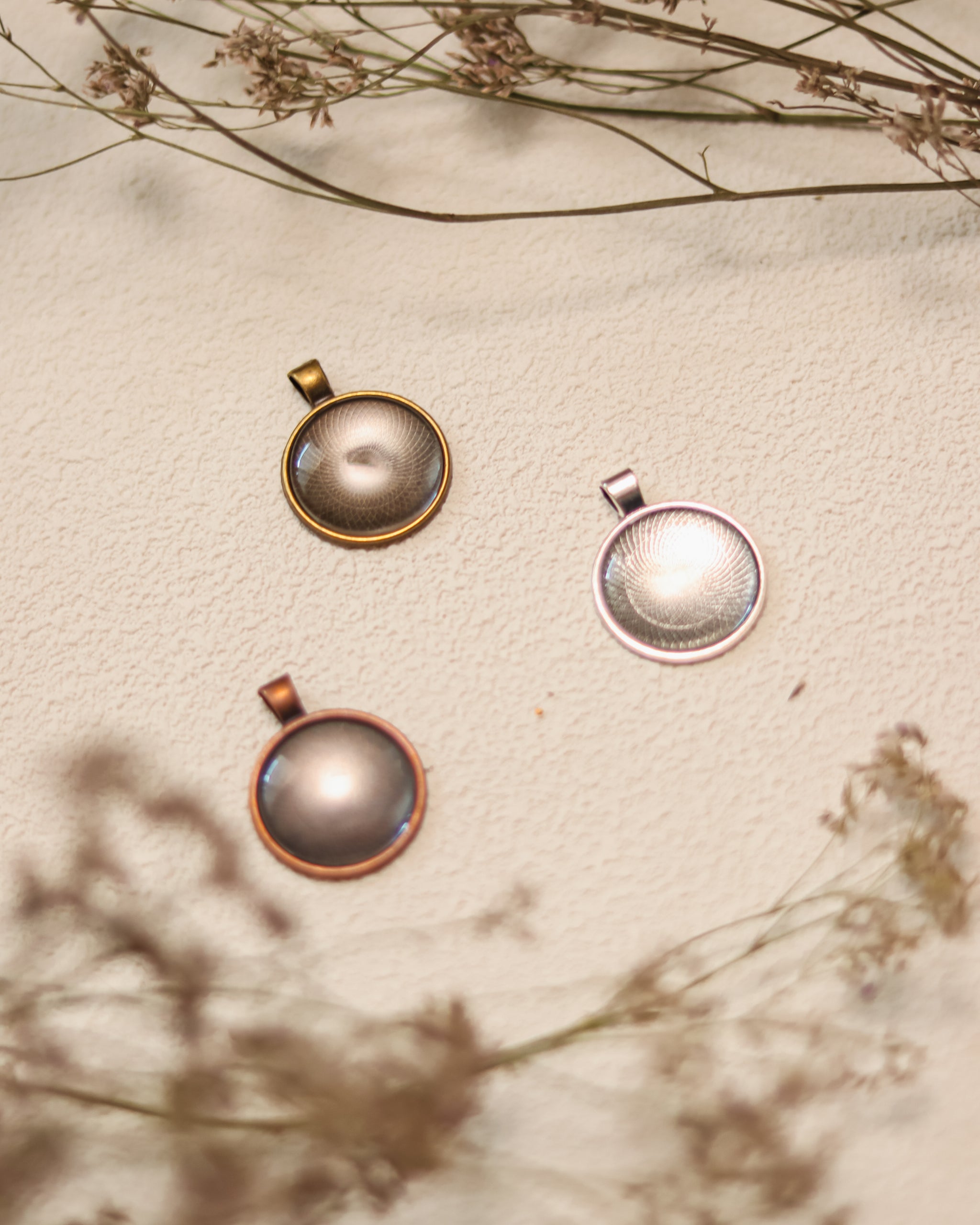 Pingente redondo pequeno de metal