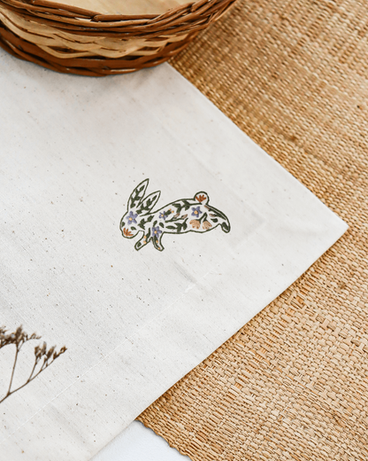 Caminho de Mesa de Páscoa Coelhinhos Floridos: caminho de mesa + entretela adesiva com risco + e-book