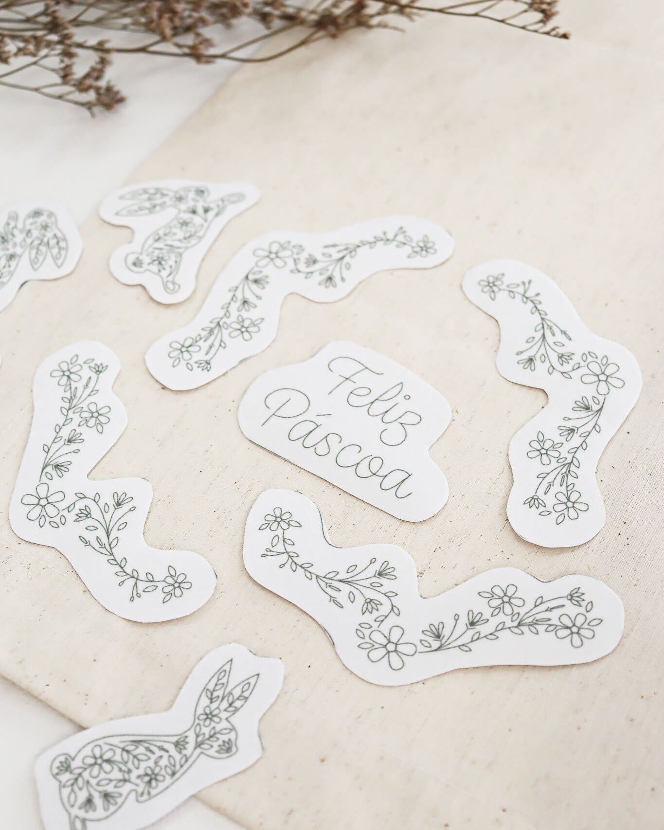 Caminho de Mesa de Páscoa Coelhinhos Floridos: caminho de mesa + entretela adesiva com risco + e-book