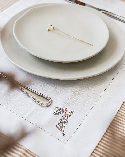 Jogo Americano de Páscoa Coelhinhos Floridos: jogo americano + entretela adesiva com risco + e-book