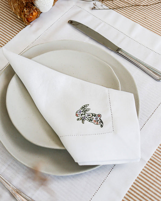 Guardanapo de Páscoa Coelhinhos Floridos: guardanapo + entretela adesiva com risco + e-book