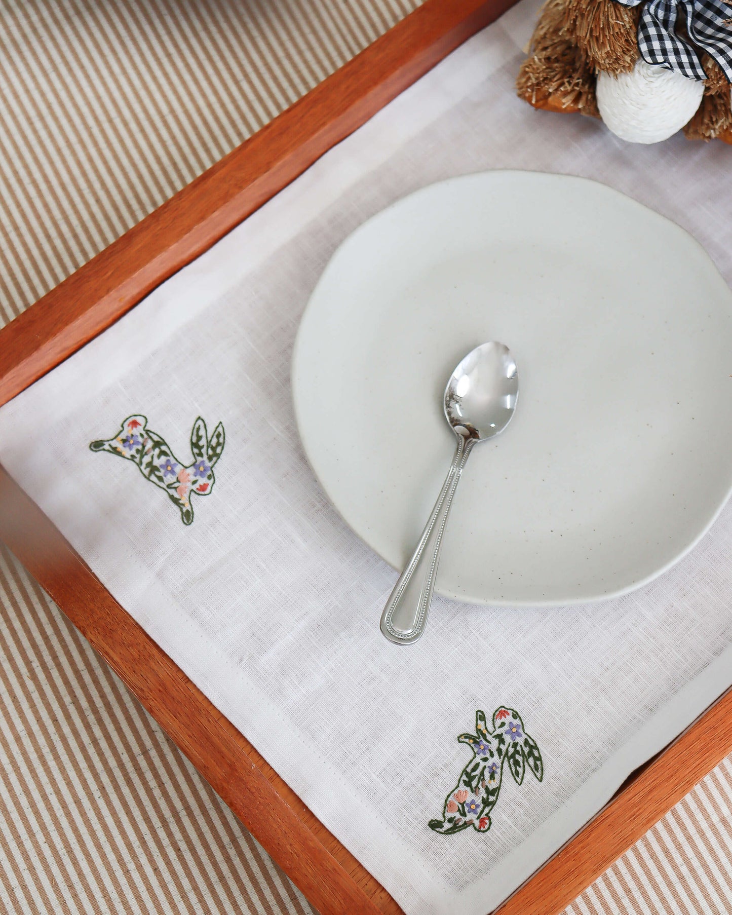 Toalha de Bandeja de Páscoa Coelhinhos Floridos: toalha + entretela adesiva com risco + e-book