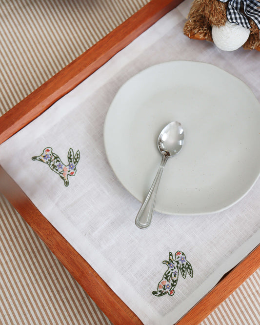 Toalha de Bandeja de Páscoa Coelhinhos Floridos: toalha + entretela adesiva com risco + e-book