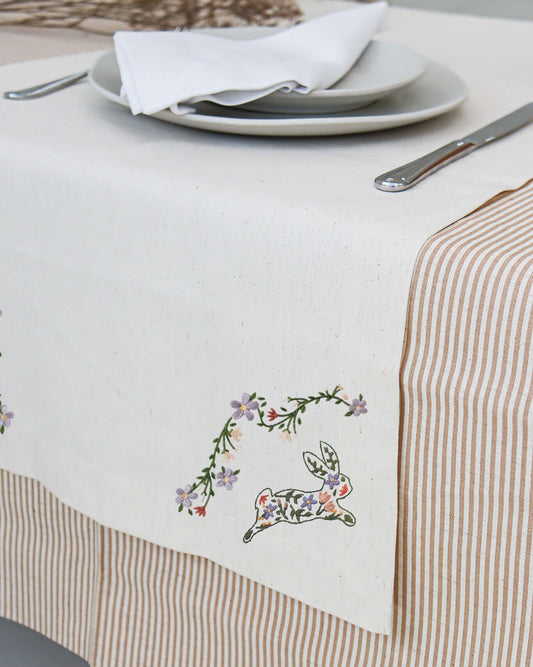 Caminho de Mesa de Páscoa Coelhinhos Floridos: caminho de mesa + entretela adesiva com risco + e-book