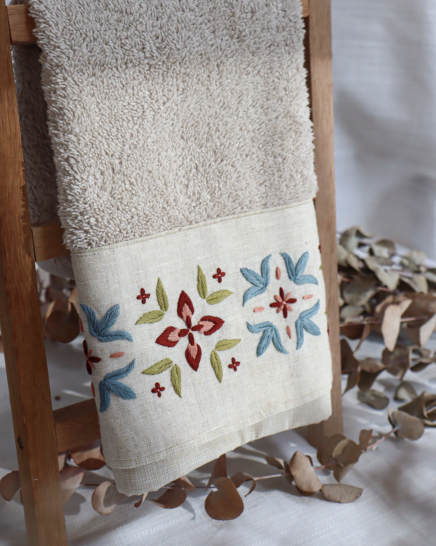 Toalha de lavabo bege + entretela adesiva com risco + E-book Coleção Floret