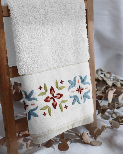 Toalha de lavabo branca + entretela adesiva com risco + E-book Coleção Floret