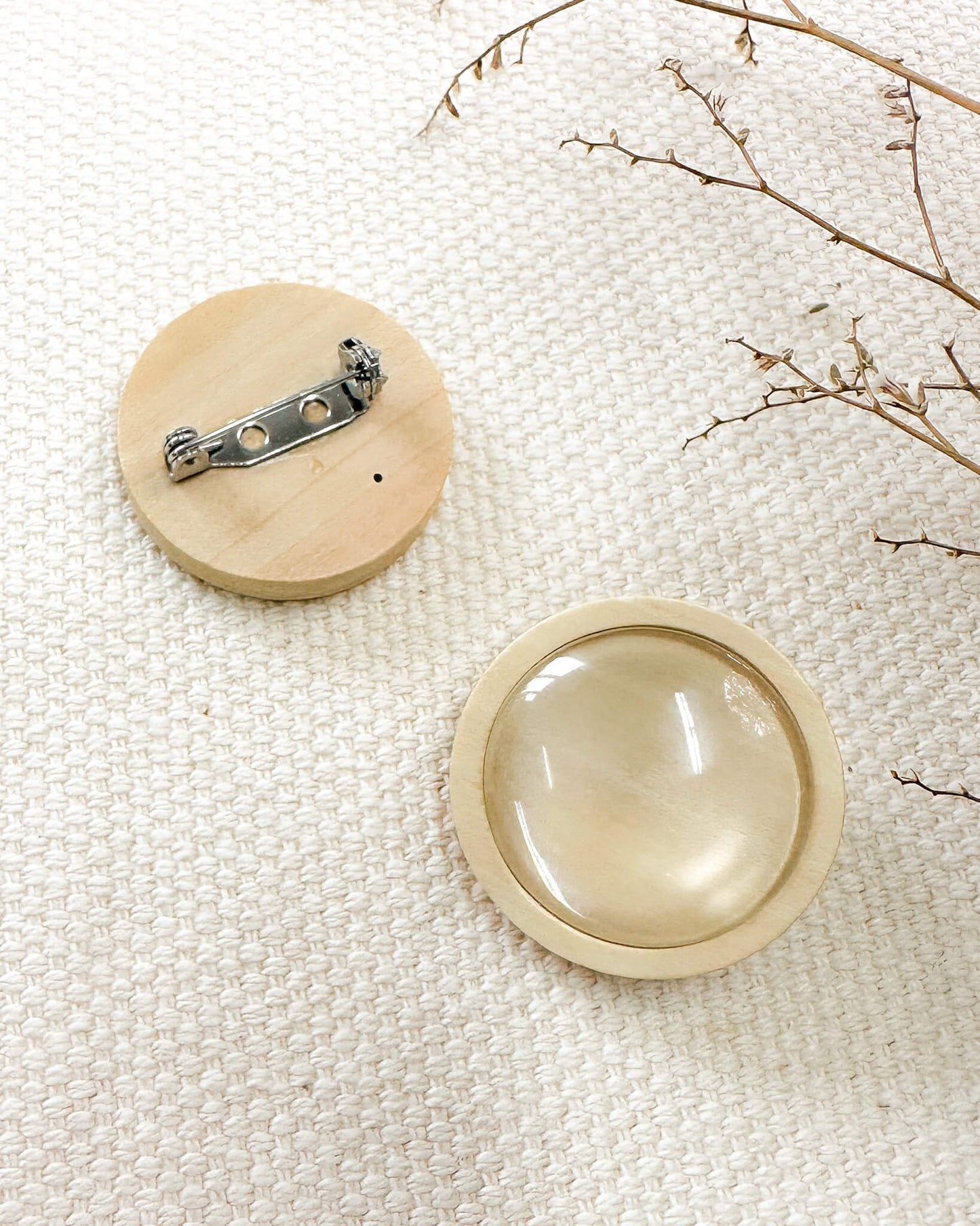 Broche de madeira
