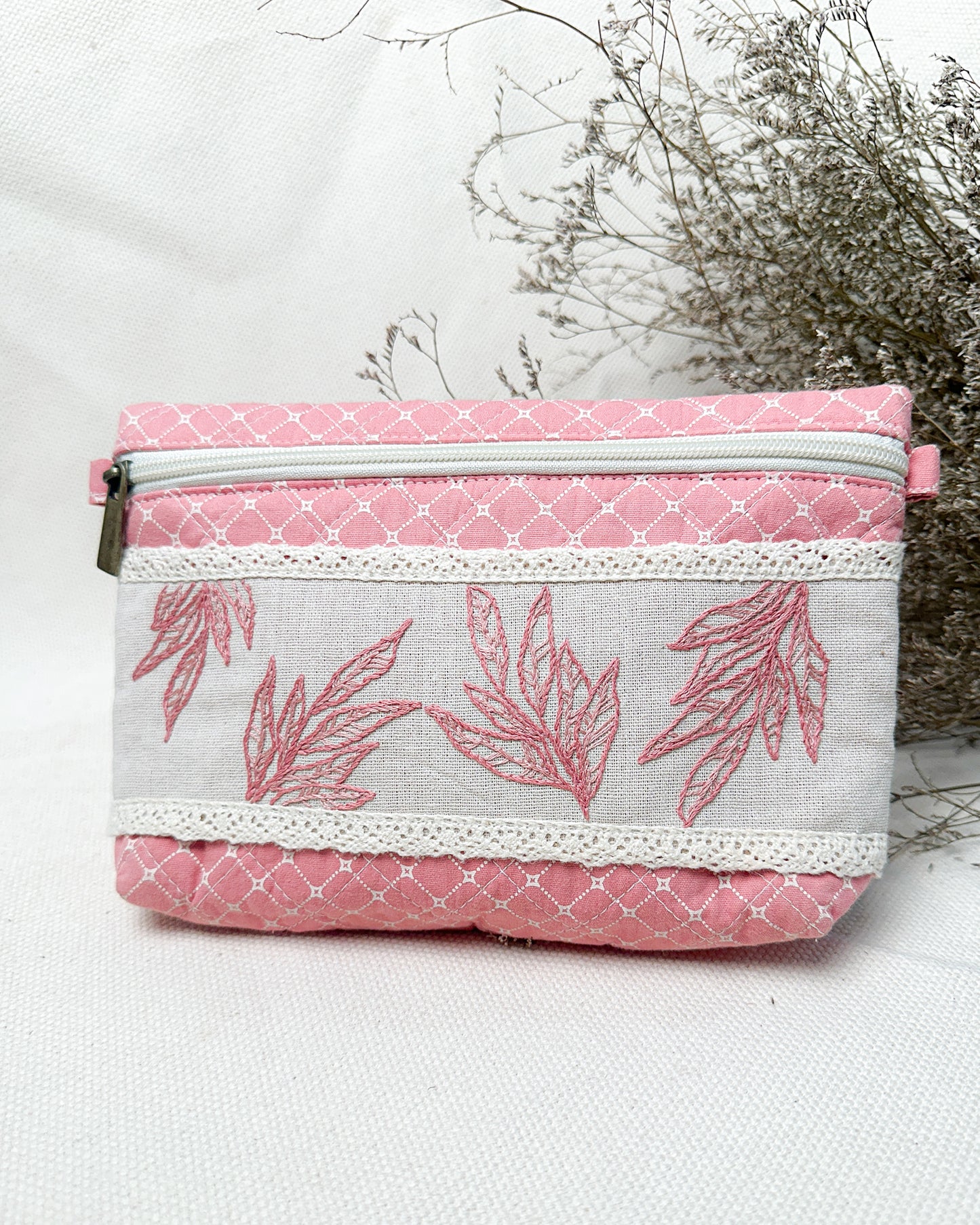 Necessaire pirjo M rosa bordado Ramos  | Peça única - Acervo