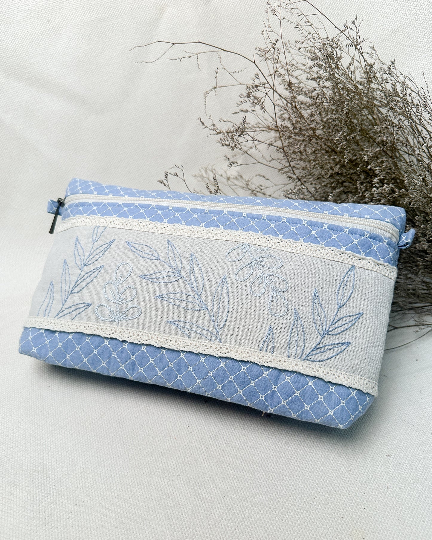 Necessaire pirjo G azul bordada Ramos  | Peça única - Acervo