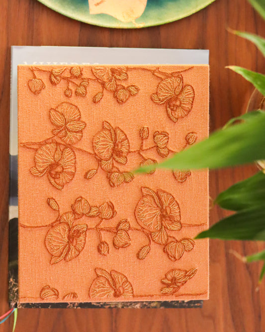 Caixa forrada bordado orquídeas caramelo | Peça única - Acervo