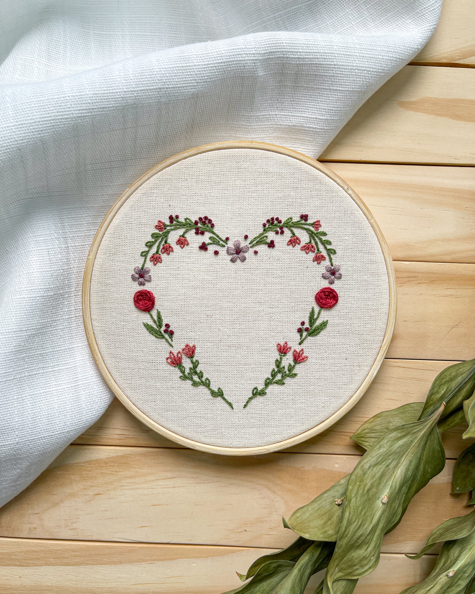 Kit Quero Bordar - Dois corações Bastidor + Colar Pingente