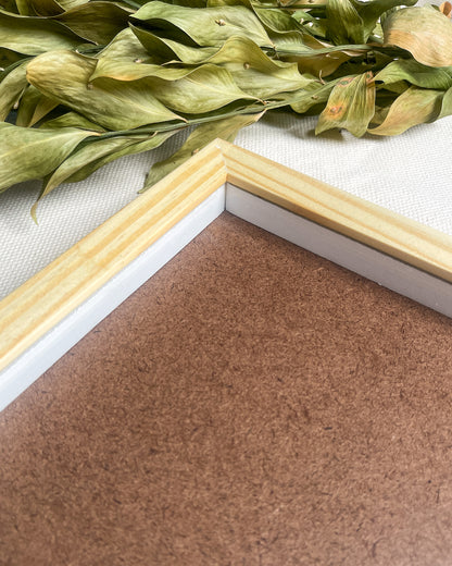 Moldura com vidro caixa alta natural