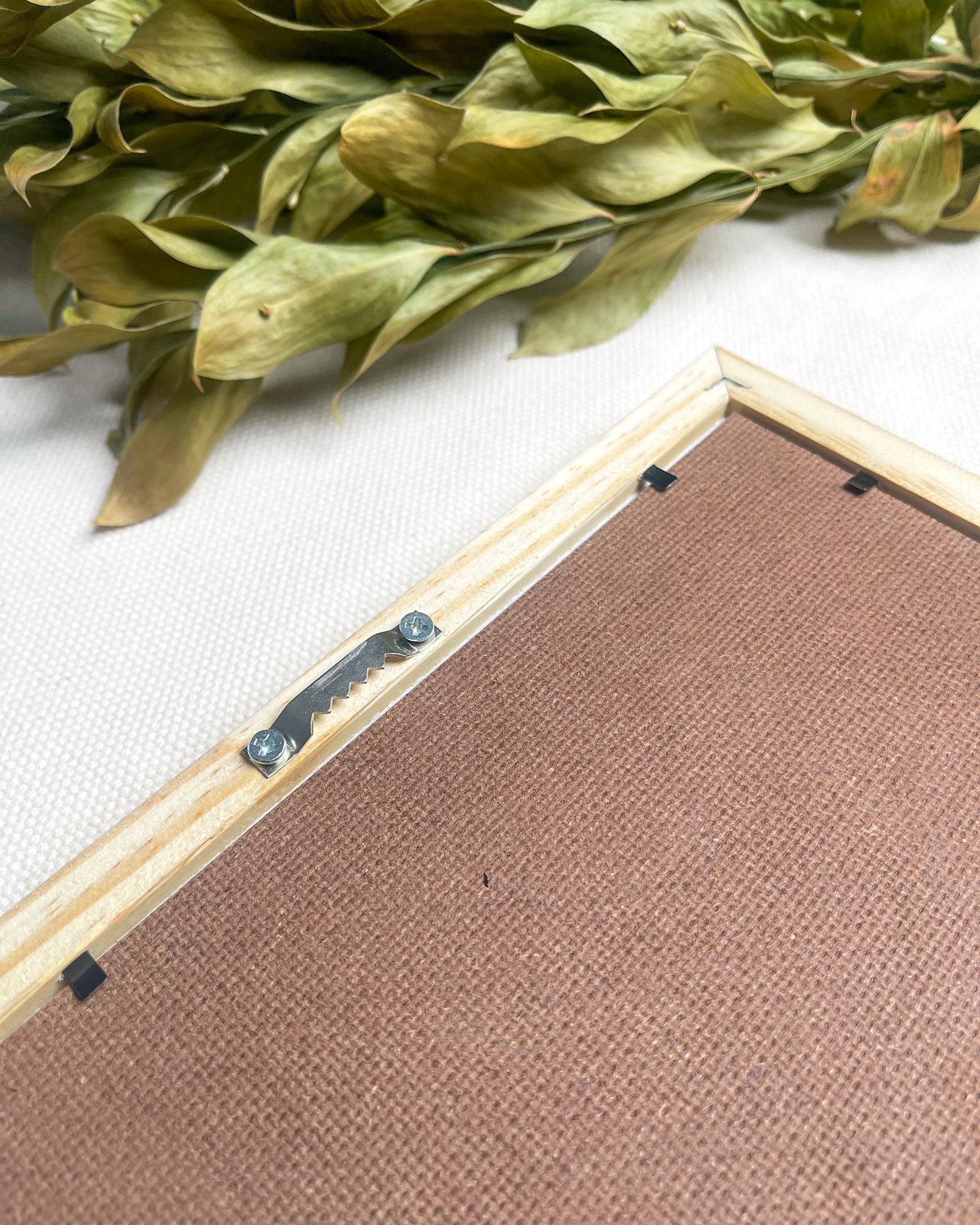 Moldura com vidro caixa alta natural