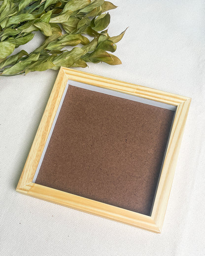 Moldura com vidro caixa alta natural
