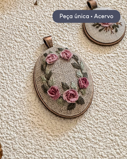 Pingente oval bordado floral | Peça única - Acervo